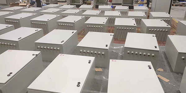 凱偉防爆正壓柜具有低壓警鈴報警，高壓可自動開閥排氣的自控系統(tǒng)